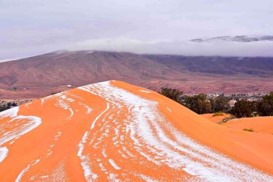 Neige dans un désert